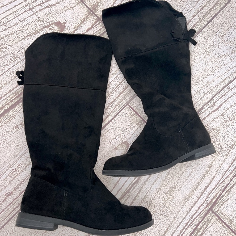 VGUC girls Cat & Jack black suede boots with cute bow detail on back Size 3